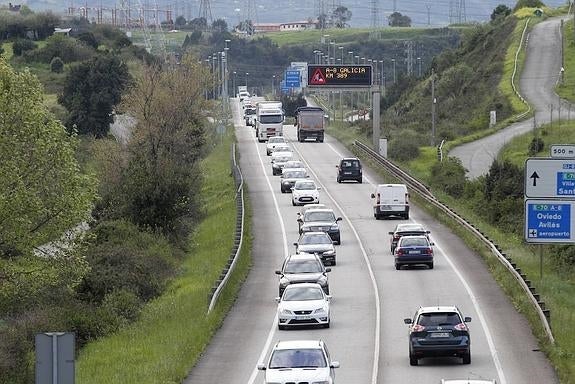 Tráfico denso en la carretera AS-19, alternativa a la 'Y' entre Gijón y Avilés. 