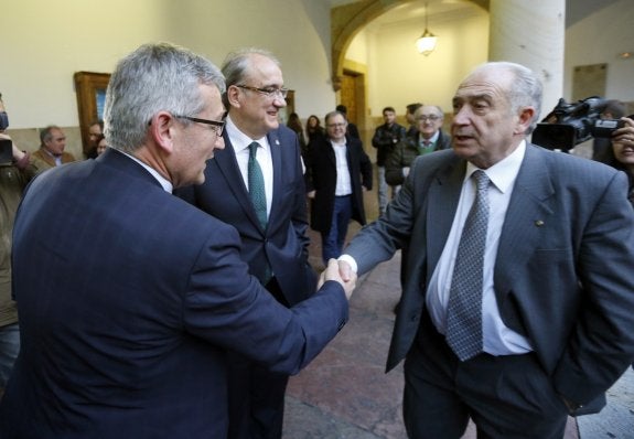 Gotor felicita a Granda, en presencia de José Muñiz. 