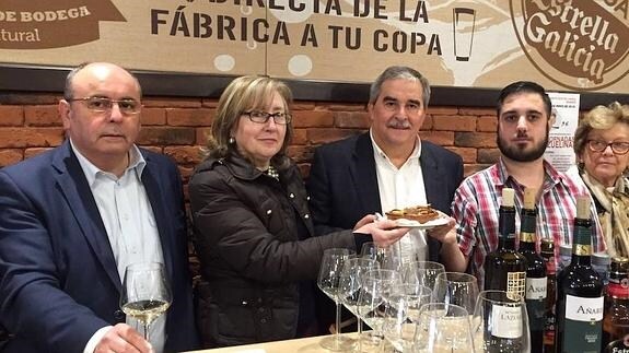 Aníbal Vázquez (centro) participó hoy unas jornadas gastronómicas. 