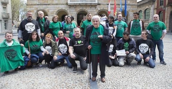 Áurea Suárez, en la plaza Mayor, respaldada por miembros de la Plataforma de Afectados por la Hipoteca, tras el pleno de ayer. 