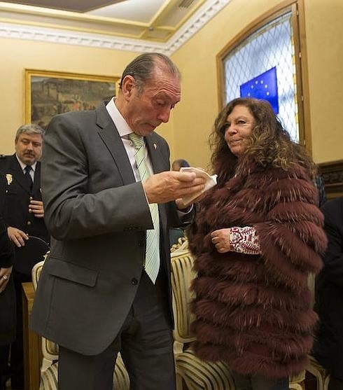 Quini, emocionado tras el Pleno, junto a la jefa de informativos de Ser Gijón, Guillermina Caso. 