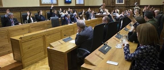 Los concejales, durante la votación de una de las medallas que sí obtuvo la unanimidad de los seis grupos municipales. 