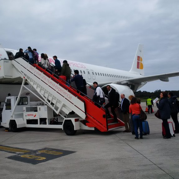 El pasaje embarca en un avión de Iberia Express en el aeropuerto de Asturias. 