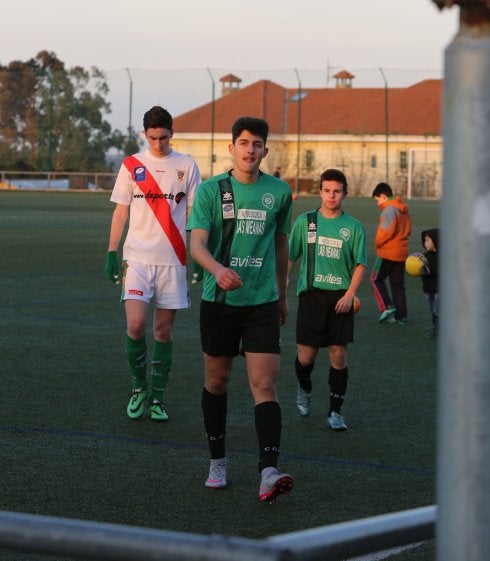 Sergio Ríos abandona con gesto serio un partido en el campo de Santo Domingo. 