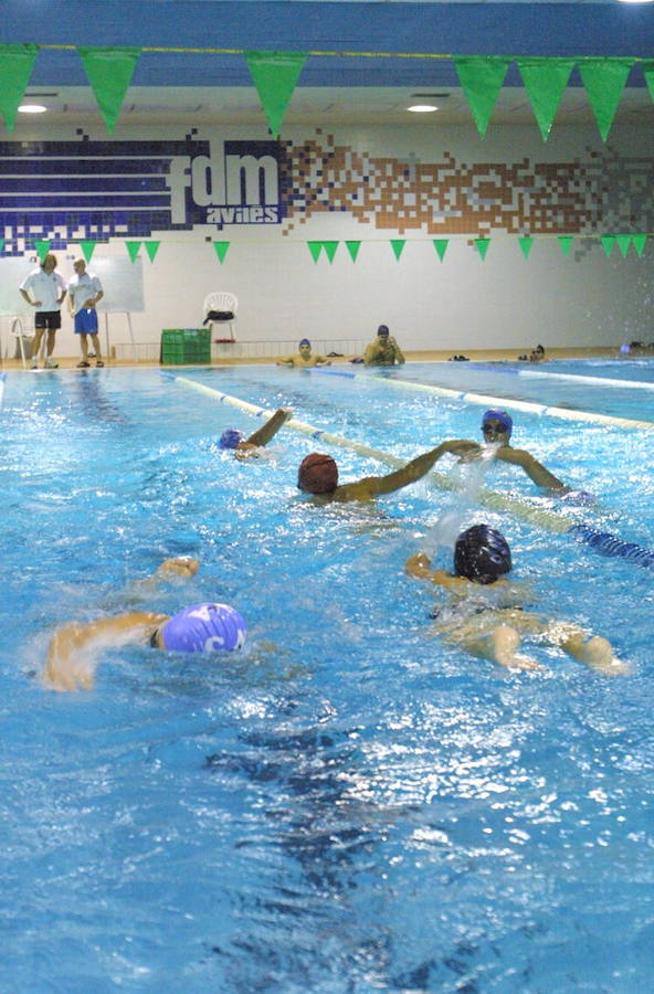 Monitores vigilan a los alumnos de uno de los cursillos. 