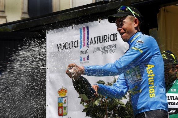 Hugh Carthy celebra su victoria final en la Vuelta a Asturias. 