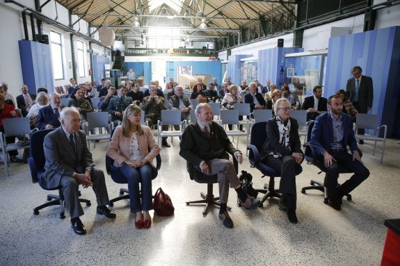 Sergio Rochera, a la derecha, con José Luis Balbín -en el centro-  y el resto de asistentes a la conferencia. 