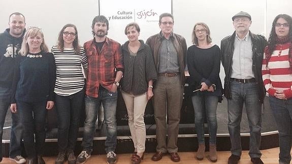 Por la izquierda, David Cuenca, Charo Sansiderio, Elvira Juárez, Pablo Gallo, Raquel Huergo, Benigno Montenegro, María Álvarez, Daniel Ordóñez y Ariadna Moneo, en la presentación de la muestra. 