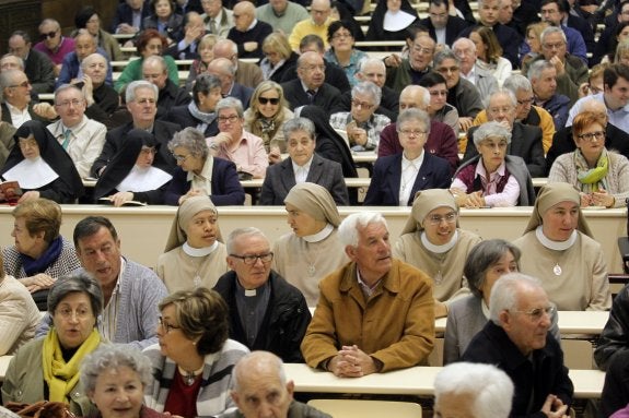 Público asistente a la conferencia del purpurado alemán. 