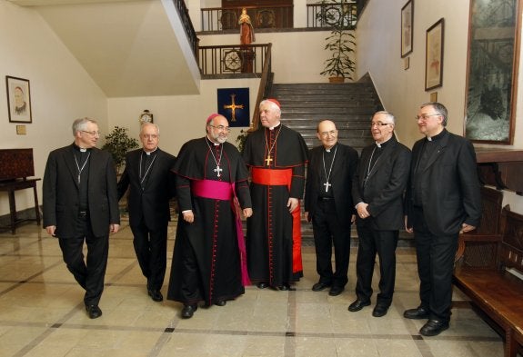 De izquierda a derecha, los obispos de Lugo (Alfonso Carrasco) y Orense (Leonardo Lemos), Jesús Sanz Montes, el cardenal Müller,  los prelados de Burgos (Fidel Herráez) y Santander (Manuel Sánchez) y el administrador diocesano de Palencia (Antonio Gómez),  en el Seminario Metropolitano de Oviedo antes de la conferencia. 