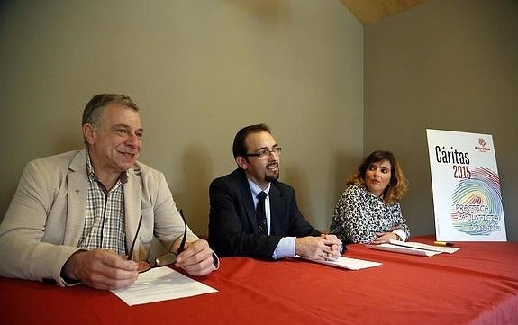 Alejandro Díaz, Isidro Fal y Carmen Álvarez, ayer en el local de Cáritas de La Pola. 