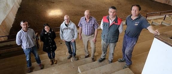 Trabajadores del Chas, ayer, en las instalaciones del club hípico. 