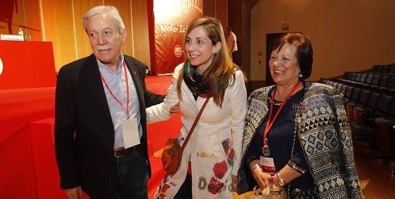 Justo Rodríguez Braga, junto a su hija y su esposa, se emocionó al agradecer el apoyo de su familia. 