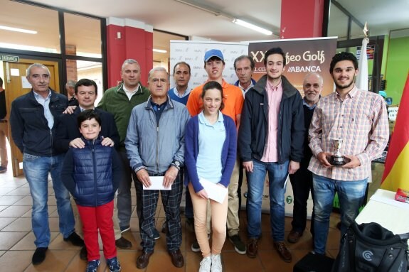 Antonio Arias, de EL COMERCIO, José María Jardón y José Antonio Lozano, de ABANCA, y Cipriano López, presidente del Club Las Caldas, con los premiados en la segunda prueba del Trofeo EL COMERCIO-ABANCA, clausurado ayer en el campo ovetense 