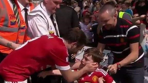 El gesto de Juan Mata con un niño discapacitado que enternece a Inglaterra