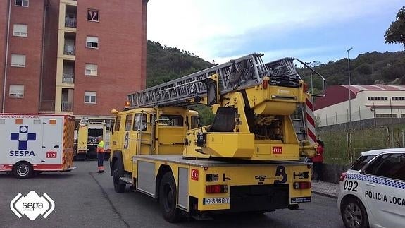 Hospitalizada una anciana tras resultar afectada por humo en un incendio en Langreo