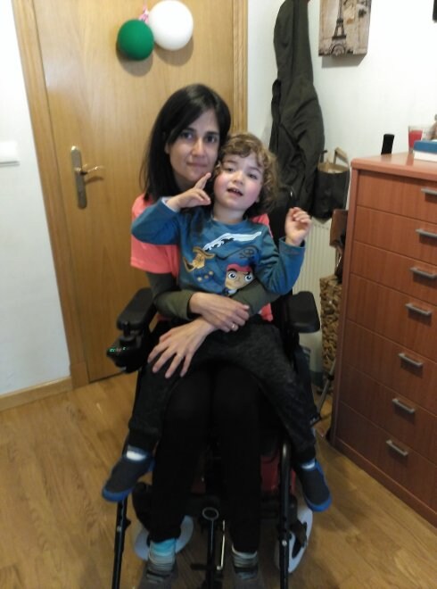 Ángela Ordieres, en su casa, con su hijo Nel, de tres años. 