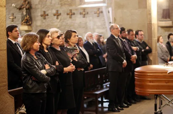 La viuda y las tres hijas del catedrático, durante el funeral. 