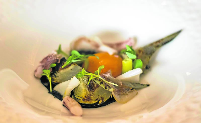 Alcachofas, huevo y calamar