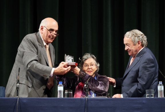 La cronista oficial de Oviedo, Carmen Ruiz-Tilve, recibe la décima capilla de la Balesquida arropada por José Antonio Alonso y Javier Gómez Tuñón.  