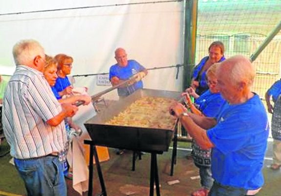 Miguel Ángel, en primer plano a la derecha, y otros miembros de la asociación en la paellada que organizaron por La Sacramental. 