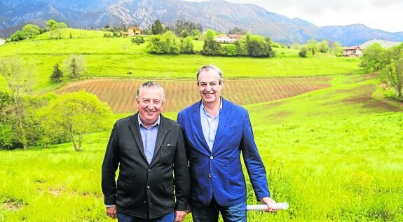 Antón Puente y Pepe Hidalgo, ayer visitando las viñas. 