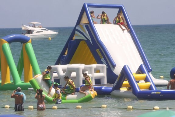 Parque acuático flotante de La Manga, en Murcia. El modelo gijonés aún no está definido. 