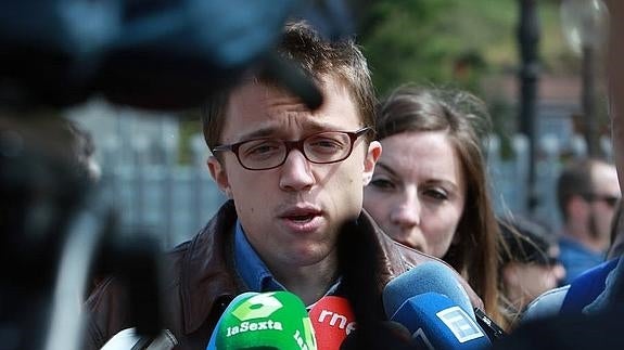 Íñigo Errejón, esta mañana, en La Felguera.