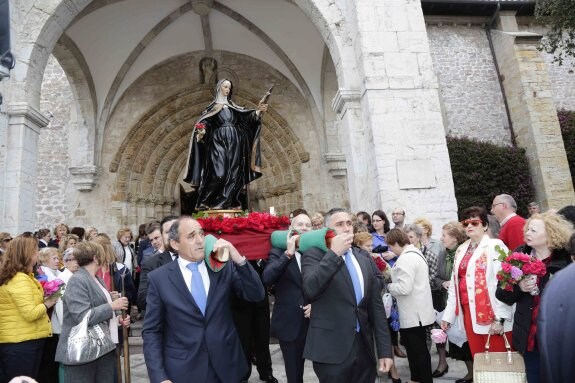 Un elevado número de mujeres abarrotaba la basílica de Llanes y participaban en la procesión . 