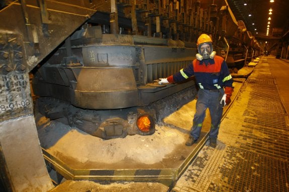 Un trabajador, en el interior de la factoría de aluminio.

