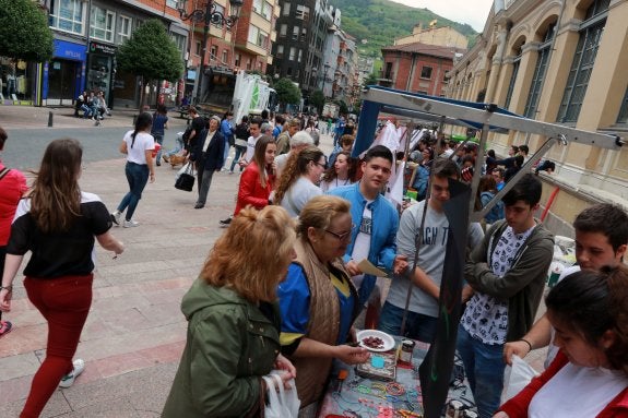 La plaza de Abastos acogió los puestos de los estudiantes. 