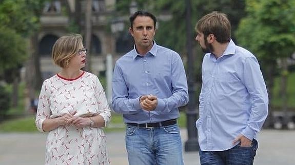 Hervé Falciani, esta tarde en Oviedo junto a Ana Taboada y Daniel Ripa.