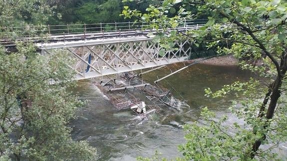 Dos operarios heridos al desplomarse un andamio al río Caudal en Morcín