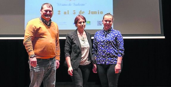 César Álvarez, alcalde de Vegadeo, y las ediles Arancha González y Alba Álvarez, en la presentación de la Feria. 