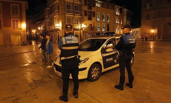 Dos agentes de la Policía Local vigilando el jueves por la noche la plaza del Ayuntamiento. 