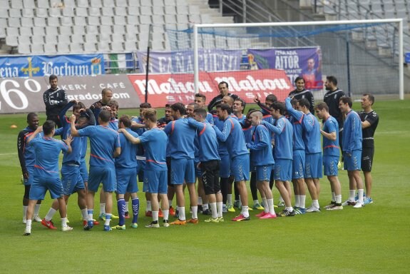 Los compañeros hacen el pasillo, al inicio del último entrenamiento antes de viajar a Zaragoza, al defensa Josete, que ayer cumplió 28 años 