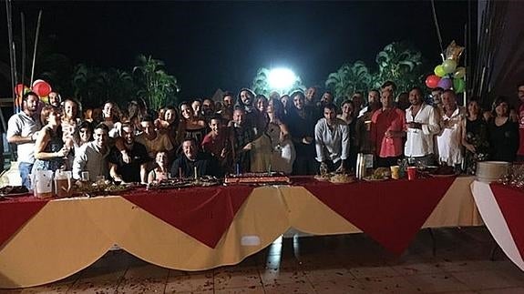 Foto de familia de la fiesta de cumpleaños de Lara Álvarez en Honduras.