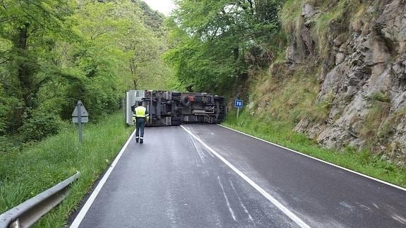 Tráfico desviado por el vuelco de un camión en la carretera del Río Las Cabras