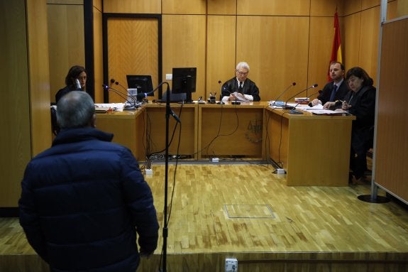 El acusado, en la imagen durante el juicio, de arrastrar a 'Nalón' puede reclamar su custodia. 