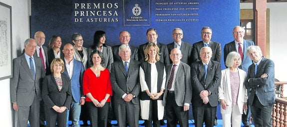 Jurado del Premio de Investigación Científica y Técnica. Arriba, de izquierda a derecha, Manuel Toharia, Clara Menéndez, Teresa Rodrigo, Mara Dierssen, César Nombela, Amador Menéndez, Ginés Morata, Álvaro Giménez y Luis Fernández-Vega. En la fila de abajo, Enrique Moreno, Marta Sanz-Solé, Bernardo Hernández, Marián del Egido, Pedro Miguel Echenique, Cristina Garmendia, José Antonio Martínez, Vicente Gotor, Inés Rodríguez Hidalgo y Juan Luis Arsuaga. 