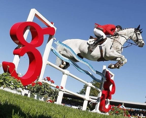 Un jinete supera el obstáculo de Gijón, en la Copa de Naciones de la edición de 2013. 