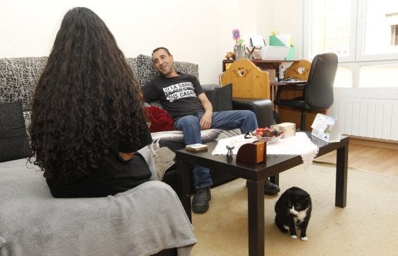 Lolo López, en el piso de una de sus vecinas, con el gato 'Trancas'. 