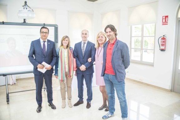 Julio González Zapico, Liliana Ausín, Pablo López (director del Huni Hotel), Covadonga Vigil y Enrique Riestra, durante la inauguración de la Escuela de Verano. 