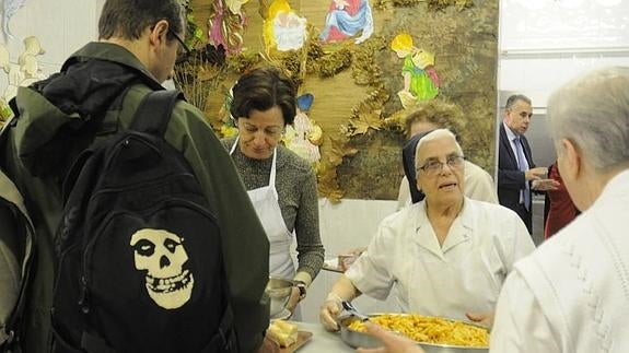Usuarios de un comedor social en Oviedo.