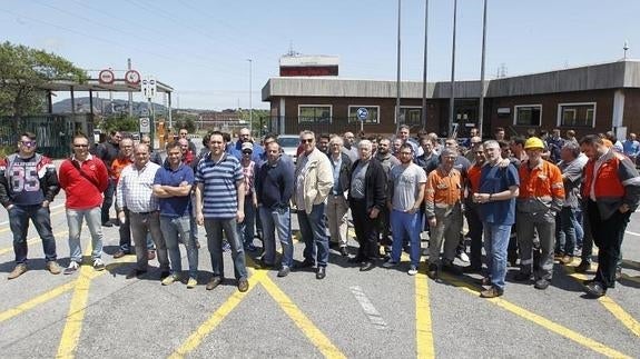 Los trabajadores, ante la portería de Sotiello (Veriña). 