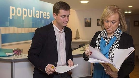 El diputado regional David González Medina, junto a la presidenta del PP de Asturias, Mercedes Fernández.