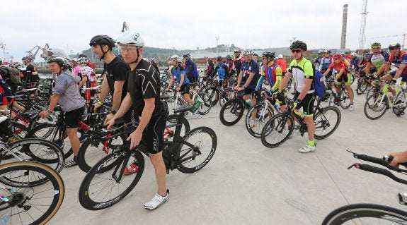 Los entrenamientos oficiales de ciclismo colapsaron ayer las inmediaciones del Centro Niemeyer y de la avenida del Conde de Guadalhorce. 