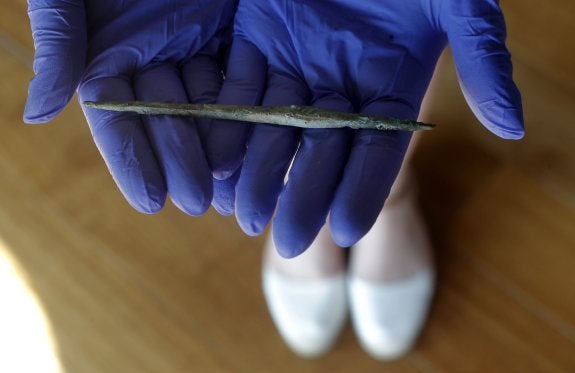 El punzón de Arangas se encuentra ya en el Museo Arqueológico. 