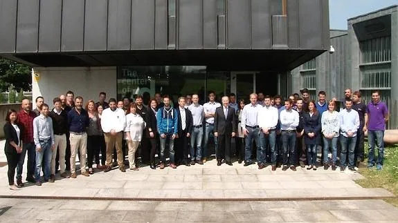 Una buena parte de la plantilla que trabaja en thyssenkrupp Elevator Innovation Center, con su director general, Javier Sesma, en el centro. 