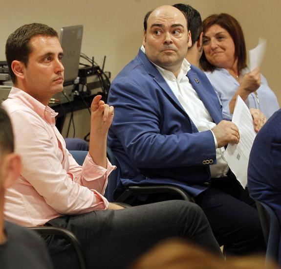 Caunedo, en el centro; entre David González Medina, diputado regional, y la concejala del PP de Oviedo, Belén Fernández. 